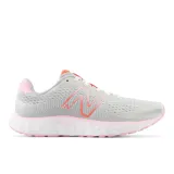 Championes de running New Balance 520v8 para dama, color gris claro con detalles en rosa y naranja.