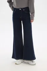 Pantalón de jean azul oscuro, de corte ancho y tiro alto.