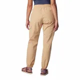 Pantalón cargo de senderismo color beige, con cintura plisada, bolsillos laterales y cargo, pierna cónica y bajo parcialmente elástico.