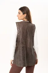 Chaleco de cuero marrón con silueta relajada, caracterizado por detalles de ojalillos metálicos a lo largo de los bordes frontales.