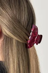 Broche para el pelo de diseño geométrico en tonos bordó y rosa, con acabado brillante.