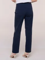 Pantalón de gabardina elastizada azul marino, marca Ruby Rd, modelo Pull On. Presenta bolsillos delanteros simulados, bolsillos traseros aplicados y corte slim.