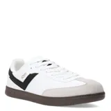 Championes urbanos Pony modelo Moma, de diseño retro con capellada blanca en material sintético y detalle de gamuza gris en la puntera. Presenta el logo de la marca en negro con letras doradas y suela de goma color marrón oscuro.