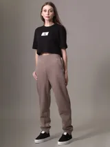 Pantalón de jogging color marrón claro, con cintura elástica, bolsillos laterales y logo de Calvin Klein en la cadera.