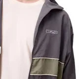 Campera rompevientos Rusty modelo Pipper, con diseño color block en tonos gris y verde oliva. Presenta cierre frontal, capucha, puños elásticos y logo de la marca bordado en el pecho.