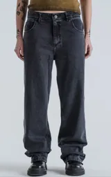 Pantalón de denim de corte recto y silueta regular, con diseño clásico de cinco bolsillos y cierre frontal con botón y cremallera.