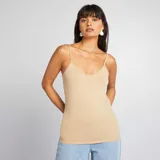 Camiseta de tirantes finos color beige con escote en V.