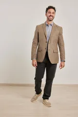 Saco sport marrón de gamuza ecológica con dos botones frontales y forro interno completo.