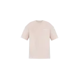 Remera de corte oversize color rosado, con cuello redondo, mangas cortas amplias y pequeño logotipo impreso en el pecho.