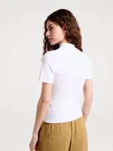 Blusa de cuello alto y manga corta, confeccionada en tela acanalada de ajuste entallado.