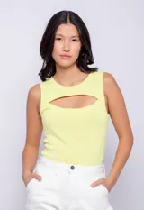 Top negro de tejido de punto ajustado al cuerpo con abertura circular en el pecho y cuello redondo.