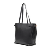 Cartera grande tipo shopper color negro, confeccionada en cuero sintético. Tiene doble asa fija para llevar al hombro o en la mano, forro interior textil, acceso con cierre y bolsillo interno con cierre.