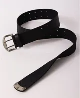 Cinturón de cuero negro de ancho medio con doble hilera de agujeros. Posee hebilla metálica de doble hebijón y puntera metálica reforzada.