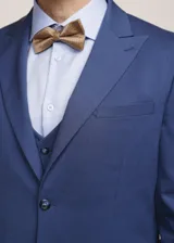 Traje de tres piezas Fellini S6, color beige, compuesto por saco de solapa muesca, chaleco con botones y pantalón de corte recto.