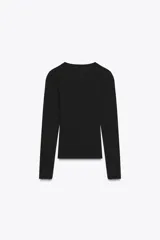 Camiseta de manga larga con cuello redondo y corte ajustado, confeccionada en tejido de mezcla de algodón suave.