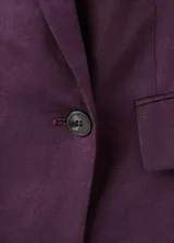 Blazer de lino color bordó con diseño recto, cuello pico con solapa, mangas largas y cierre de doble botonadura.