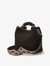 Bolso tipo bucket negro con textura tejida en patrón chevron. Presenta flecos largos en el frente, una tira central decorada con siete apliques metálicos redondos plateados y un asa de mano fruncida. Incluye herrajes metálicos dorados.