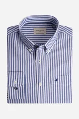 Camisa de corte regular confeccionada en tejido oxford de algodón con diseño de rayas verticales en azul y blanco. Presenta cuello abotonado, cierre frontal con botones, puños ajustables y bolsillo en el pecho con logo bordado.
