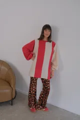 Buzo de viscosa con diseño a rayas verticales rojas y beige, mangas largas abullonadas con puños elastizados.