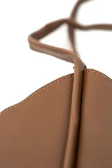 Bolso tipo tote bag color tostado, con doble asa de hombro y diseño estructurado, acompañado de un pequeño neceser con cierre.