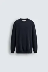Jersey de punto con hilatura de lana, corte regular fit, cuello redondo y manga larga con acabados en rib.