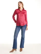 Camisa de satén color verde oliva, con cuello clásico, cierre frontal con botones metálicos y mangas largas con puños abotonados.