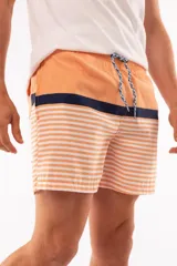Short de baño azul con franjas horizontales en celeste y azul claro. Cuenta con cintura elástica ajustable con cordón, dos bolsillos laterales y uno trasero.
