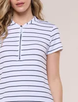 Vestido corto de corte recto y diseño a rayas horizontales, con escote tipo polo con cierre frontal parcial y mangas cortas.
