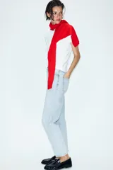 Jeans tipo mom fit de tiro alto color blanco, con diseño de cinco bolsillos, cierre frontal con cremallera y botón, y corte tobillero.