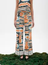 Jean de mezclilla azul oscuro con costuras contrastantes marcadas en el frente y dobladillo ancho vuelto en el ruedo.