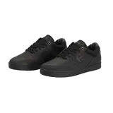 Championes de skate Etnies modelo Marana Fiberlite, color negro. Presentan un diseño técnico con refuerzos en la puntera, paneles laterales perforados para ventilación y suela de goma resistente.