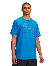 Remera de manga corta Under Armour, color azul, con cuello redondo acanalado y estampado gráfico del logo de la marca en el frente en tonos azul y naranja.