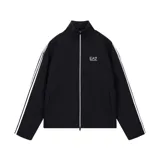 Campera deportiva EA7 Emporio Armani de color negro con cuello alto, cierre frontal completo y bandas laterales blancas en las mangas.
