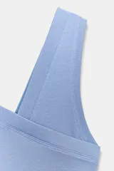 Camiseta ajustada (slim fit) color celeste claro, confeccionada en tejido rib de mezcla de algodón. Presenta un escote cruzado con tirantes anchos.