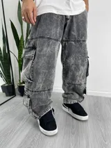 Pantalón cargo gris con efecto gastado, corte amplio y bolsillos laterales.