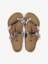 Sandalia Birkenstock modelo Mayari, color plateado metálico, con dos tiras ajustables con hebillas y una tira de dedo. La plantilla es anatómica de corcho-látex y el material superior es Birko-Flor.
