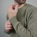 Buzo azul marino de cuello redondo y manga larga, confeccionado en algodón y poliéster.