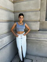 Top corto celeste con breteles anchos y escote cuadrado.