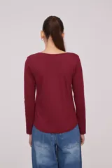 Remera manga larga de algodón, con cuello en V y corte entallado.