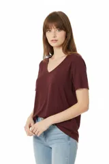 Remera de algodón color bordó, de corte holgado, con mangas cortas y escote en V.