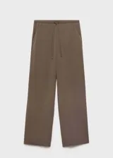 Pantalón de tiro medio color marrón, con diseño recto y holgado, cintura elástica con cordón ajustable y bolsillos laterales.