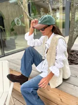 Gorra tipo polo con cuerpo de tela verde y visera de cuero marrón, con un caballo bordado en el frente.