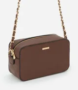 Cartera bandolera pequeña de textura granulada, con cierre superior de cremallera y correa de cadena entrelazada con material sintético. Presenta un diseño rectangular con placa metálica decorativa en el frente.