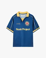 Remera de fútbol estilo vintage de la marca Nude Project, en color azul marino con cuello polo y detalles en amarillo. Presenta inscripciones y un escudo bordado en el pecho.