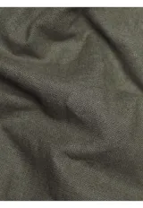 Pantalón Arrow de corte recto, color blanco, confeccionado en mezcla de lino y algodón, con bolsillos laterales y cierre frontal con botón y cremallera.