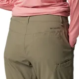 Pantalón de trekking Columbia convertible en short, color verde militar, con tecnología Omni-Shade y Omni-Shield, cintura media, bolsillos laterales y presillas para cinturón.
