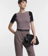 Blusa marrón con mangas cortas negras, cuello redondo y corte recto.