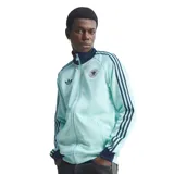 Campera deportiva Adidas Originals de la selección de Alemania, color celeste con detalles en azul marino en cuello, puños y las icónicas tres tiras en las mangas. Presenta cierre frontal, logo del Trifolio y escudo de la federación alemana de fútbol en el pecho.