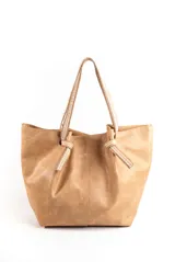 Bolso tipo tote de cuero negro con acabado brillante, diseño fruncido en los laterales y correas de hombro de tela tejida en tono beige.