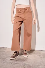 Pantalón de jean color ladrillo, de corte wide leg y tiro medio.